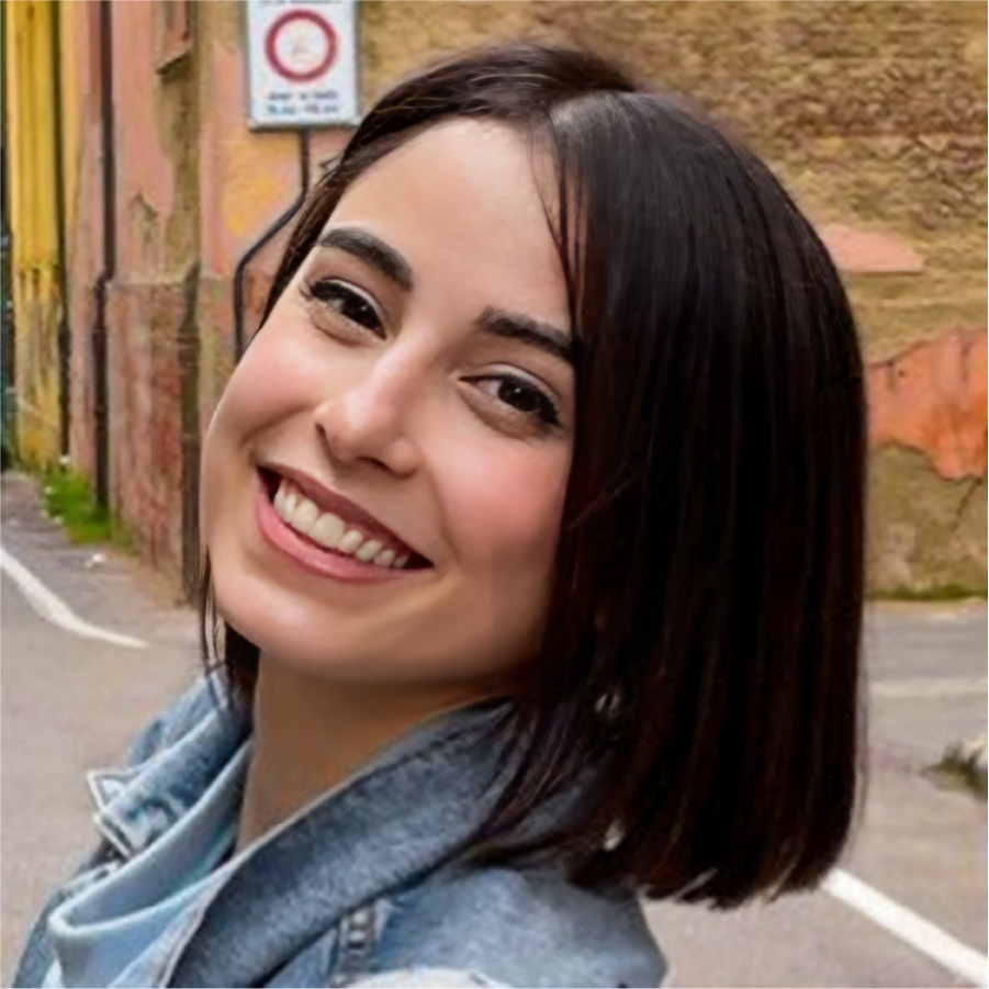 Giovane donna sorridente con capelli corti castani.