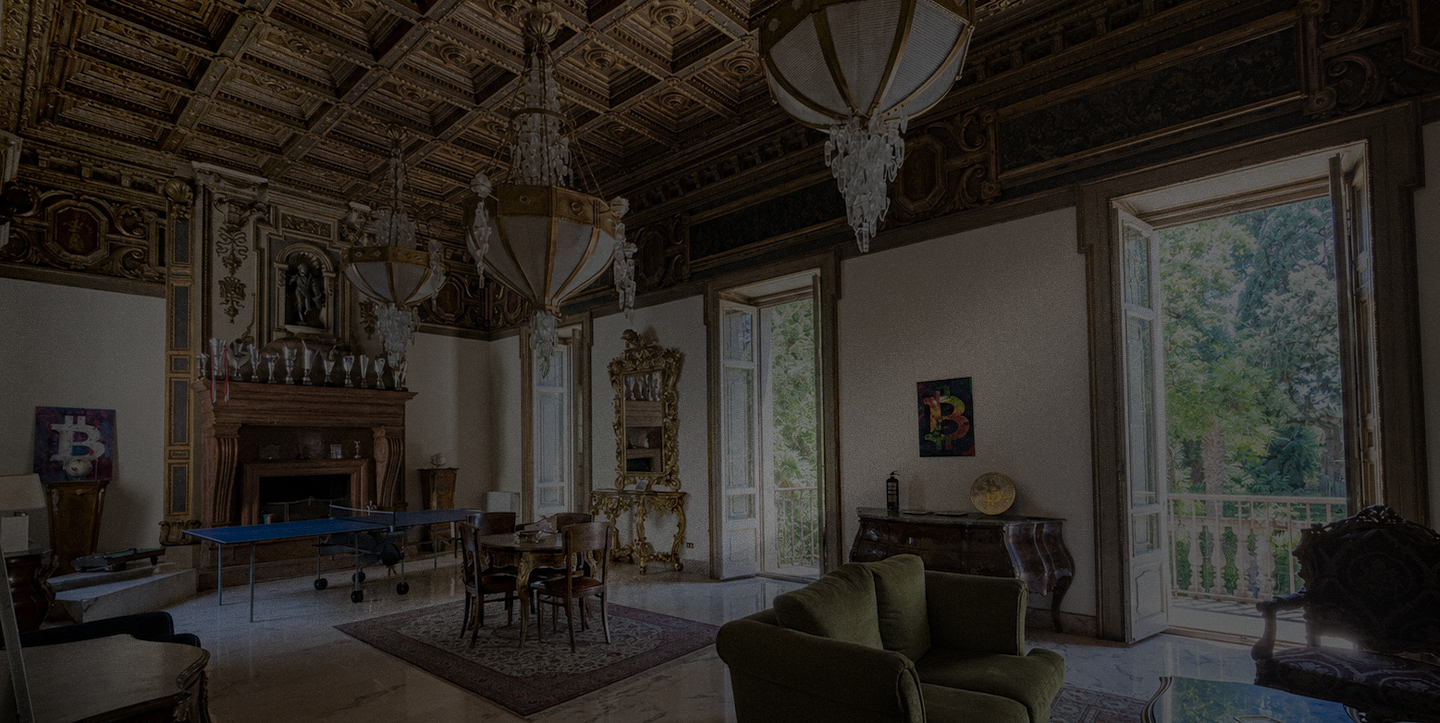 Salone di Villa Comandini con soffitto a cassettoni e lampadari in cristallo