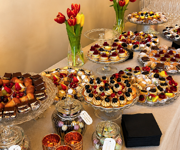 Buffet con tartine e fiori
