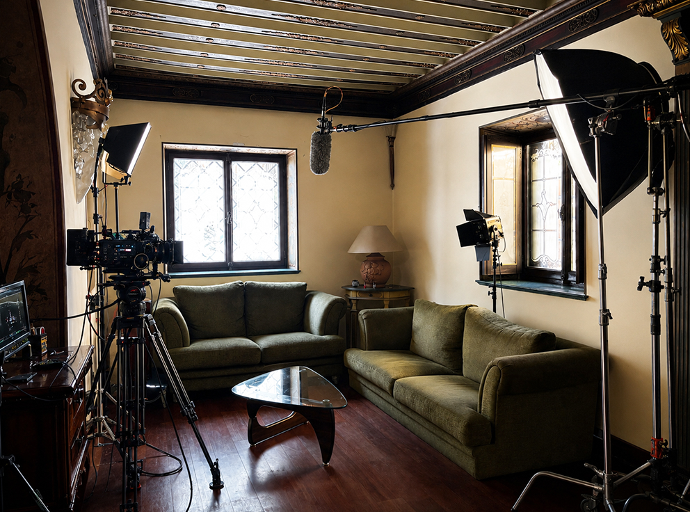 Set di ripresa allestito in un salotto della villa
