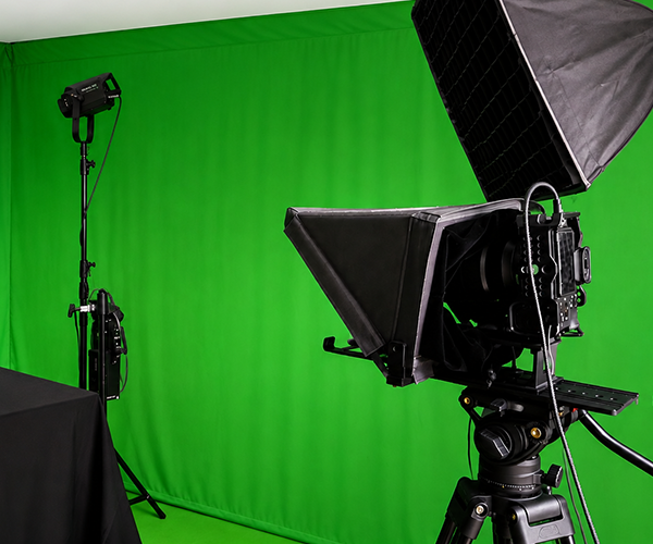 Studio con green screen, telecamera e gobbo