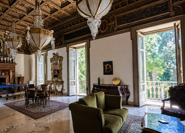 Sala con portefinestre affacciate sul verde
